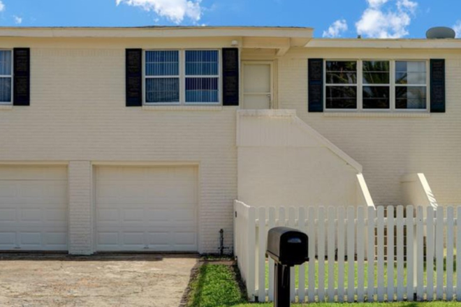 Steet View, Yard and Parking - Supporting Sea Aggie Success Comfortable Coastal Living Exceptional Value Private Upstairs 3BR/2B