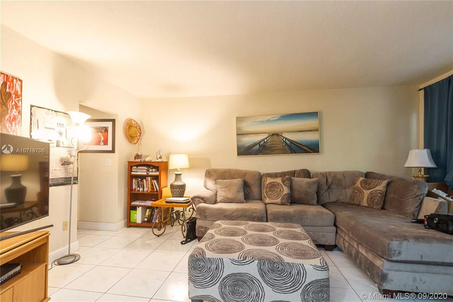 Living - 1B/1B in Santona Condo Building Unit C18 - Fantastic Location-close to Campus and Publix