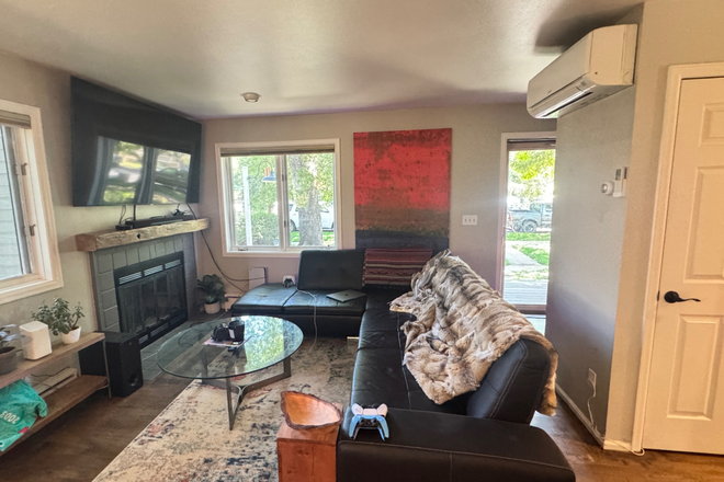 living room - Seeking roommate - nice condo near Pearl/campus