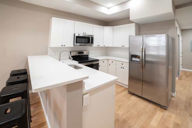 Kitchen - Beautiful New Luxury Unit With Patio - 4 Bed 3 Bath
