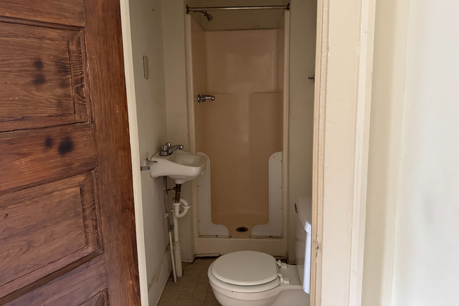 Bathroom - House close to campus