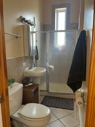 Bathroom - Apartment 5 minute walk from Campus