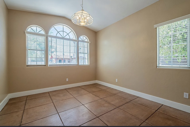 Living room - 1 bedroom sublease in 4 bedroom house close to U of A campus
