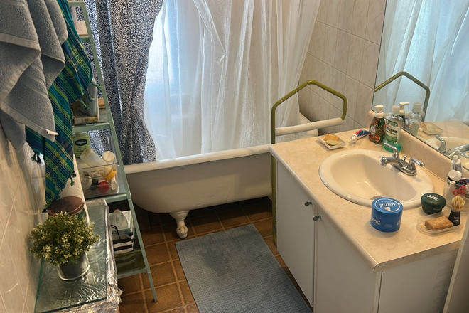 Bathroom - 1 fully furnished bedroom in a 3 bedroom 2 bathroom Victorian house