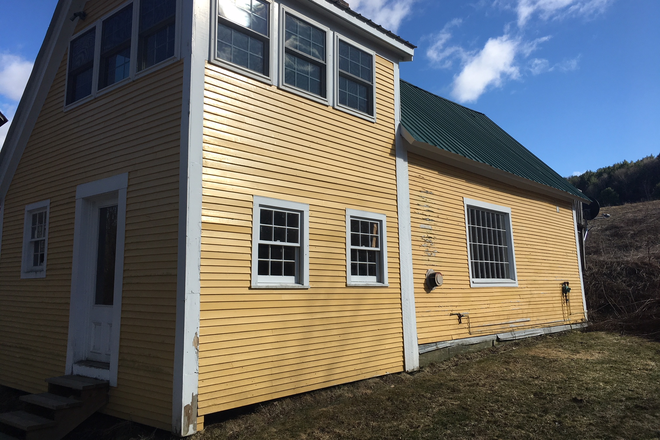 Side of house facing South/West - Maple Vale Farm Cottage Apartments