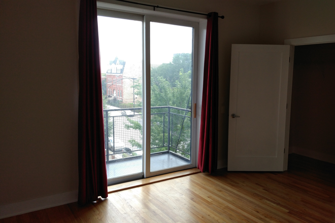 Master Bed - 3-Bed / 2-Bth Unit, Close to Campus Condo