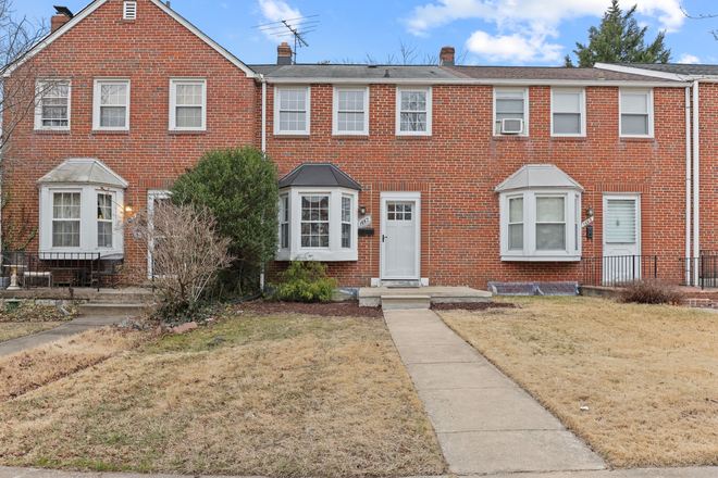 Front - 3 BR Townhouse with Finished Basement/Updated Kitchen & Bathrooms