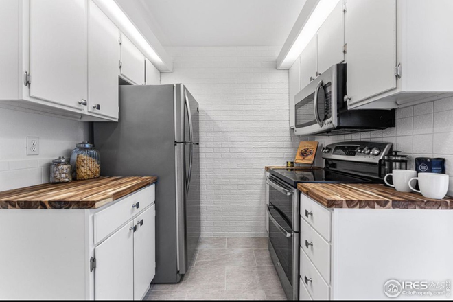 Kitchen - Room & Bathroom available near CU Boulder