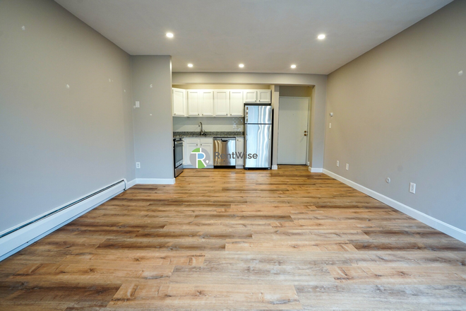 1 - AUG 2025-Incredible Oak Sq 1 bed, H/HW/Parking included! Apartments