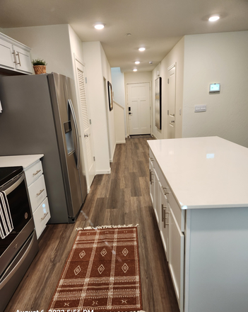 Entrance and Kitchen - BELLEVUE RANCH ROOMS IN NEW HOME & AFFORDABLE (3.5 mi. from UC Merced & 2 mi. from Merced College)