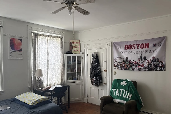 bedroom - Three  bedroom apartment Umass bus/ Amherst - August 1