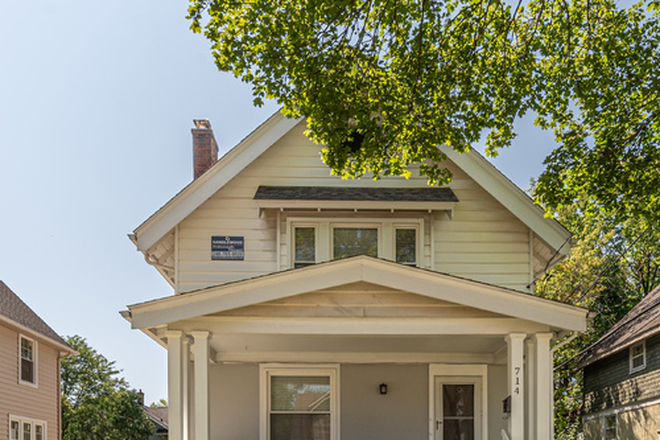 street view/covered porch - Newly renovated home with 4 bed/2 bath 2023 addition walking distance to campus, IM facilities, etc.