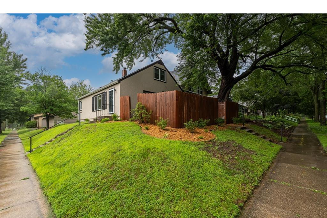 Exterior - Remodeled, 4 Blocks from Campus! 6 Bed/3 Bath Entire Home Rental