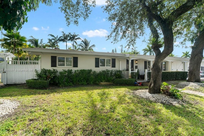 side of home - Large Ranch Style Home in Great Neighborhood Minutes to University of Miami