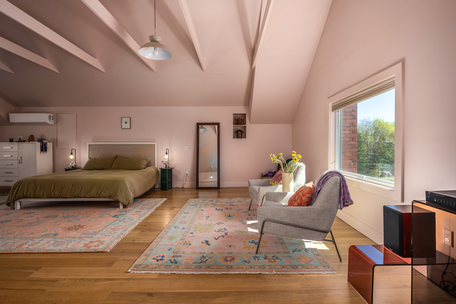 Third-floor primary suite, custom 2025 addition with vaulted ceiling - The Wheeler Lodge — Arts & Crafts bungalow, 10 min to Brown/RISD House
