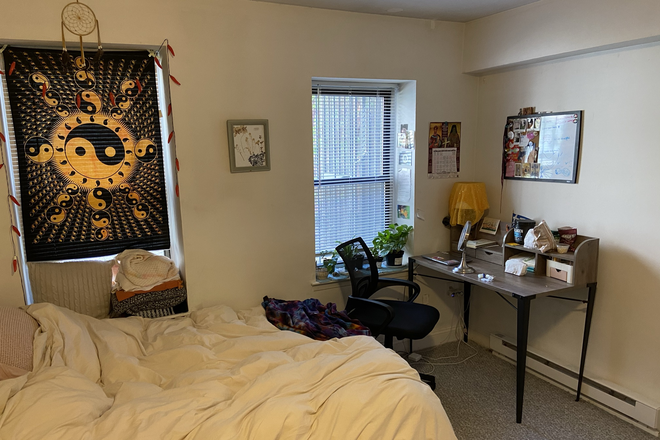 hubrealtyproperties.com - Large 4 bedroom features updated kitchen and bathroom, in the South End Apartments