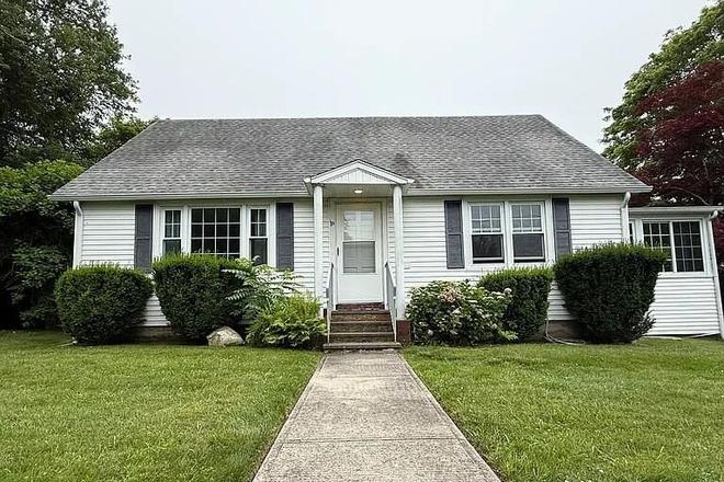 Exterior front - Price reduction - rents to 3 or 4 people