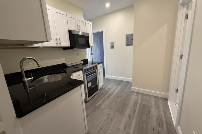 Kitchen - 2 separate rooms new Kitchen and bath behind whole foods walk to Campus