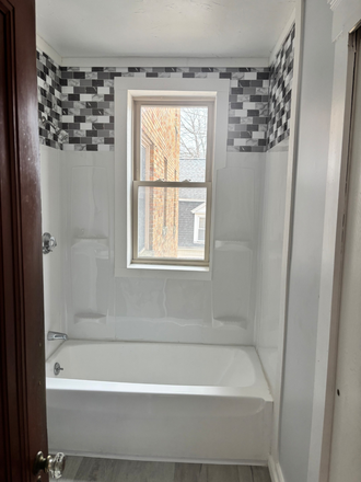 Bathroom/Shower and Tub - Quiet and Charming 2 Bedroom 1 Bath Condo for Rent in Methuen