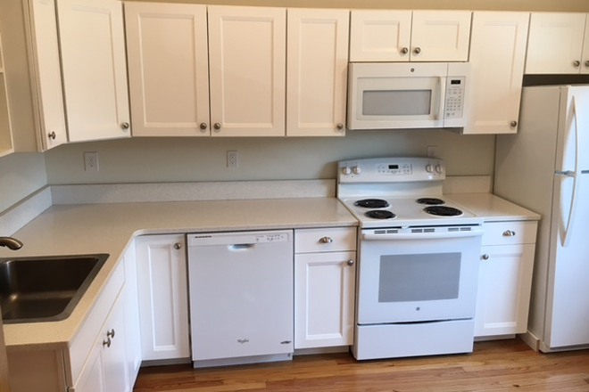 Quartz kitchen - 7/1/26 New tile bathroom, Quartz eat in kitchen, huge windows that face the town common Apartments