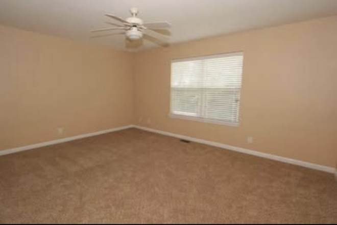 Private bedroom - Room for Rent with Private Bathroom House