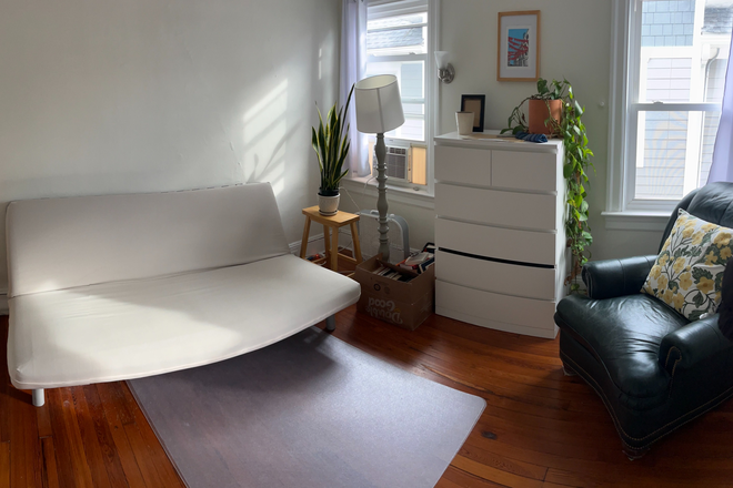 Guest room - Furnished room in shared 2BR apt for female only-Wiggins St-Princeton