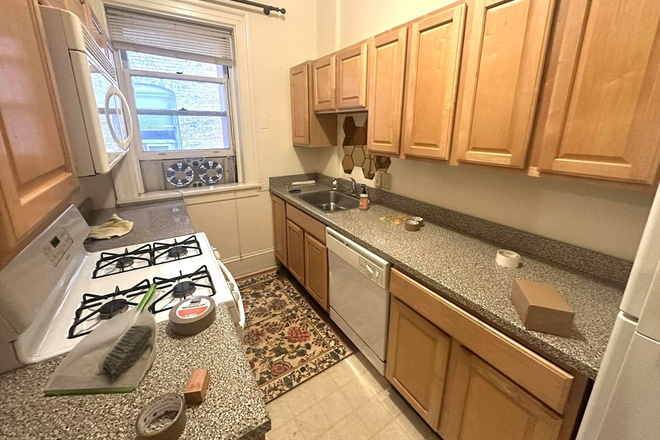 . - GORGEOUS 2 Bed/1 Bath HEAT+HOT WATER INCLUDED - Avail 9/1!!!