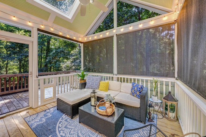 Back porch - 3 min walk to Estes Park Apt bus stop, close to campus, downtown Carrboro & Carolina North Forest