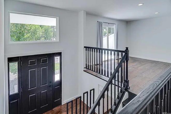 Entrance - HOME- 20 Minutes to campus