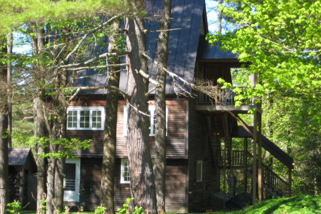 House view- Studio steps on right side - Tree Top Studio Apartment