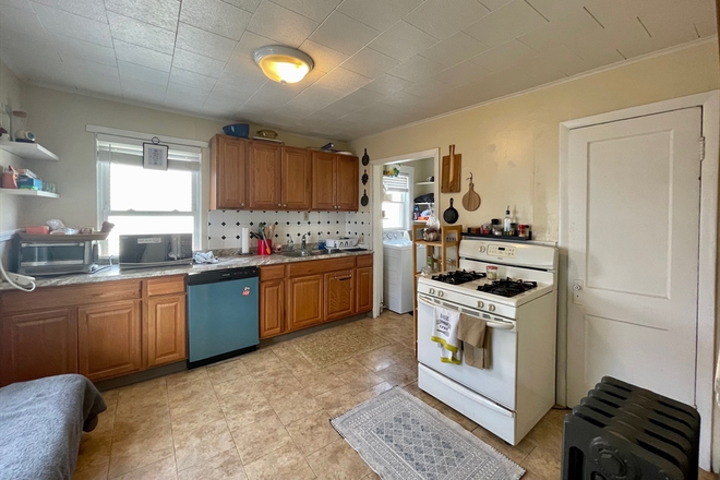 LIVING - 3 BED/1 BATH WITH LAUNDRY IN UNIT! 9/1/25! Apartments