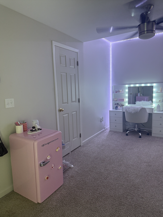 Bedroom 1 - Pleasant Street House - 1 Room (4 Available)