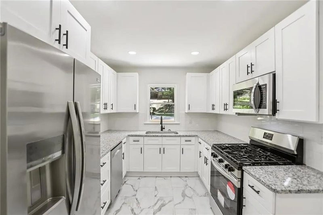 Kitchen - Private Room w/ Full Amenities House