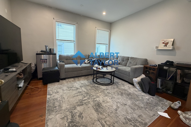 Living Area - 4 Bed 2 Bath on Calumet!! Apartments