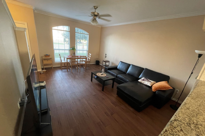 Living area - Texas A&M University Housing Bike to TAMU/Bus Route - Townhome - 2 Roommates Needed