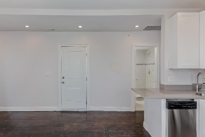 Kitchen - Living Room - BEAUTIFUL APARTMENT - MODERN - WALK TO CAMPUS