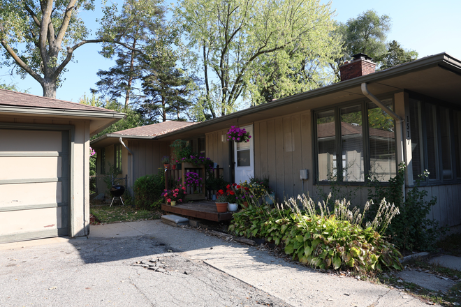 Front - Lovely 3 Bedroom, 1 1/2 Bathroom Close to Campus with Parking for 3