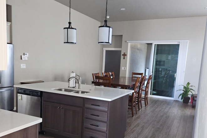 Kitchen n Dining room - FULLY FURNISHED UTILITIES INCL  4 BED 3 BATH HM 10 Min. from CMU