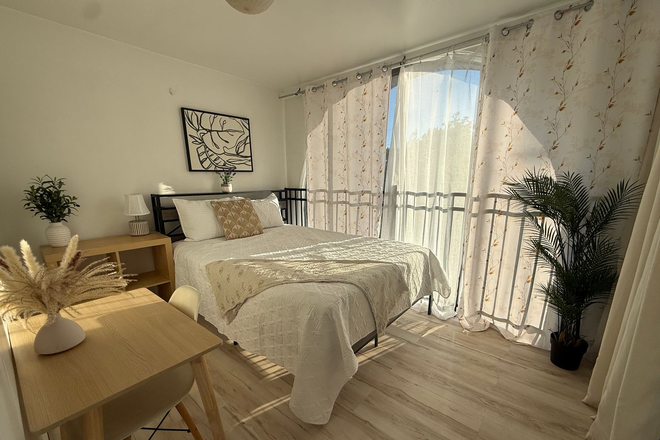 Bedroom - Spacious Private Girl Furnished Room Floor to Ceiling windows w/ amazing view