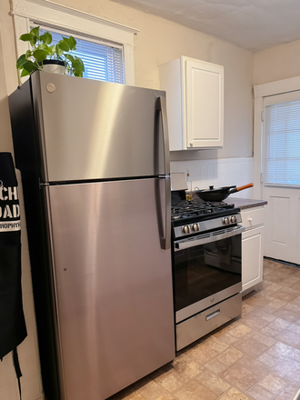 Kitchen - 760 Syracuse Ave #B Apartments