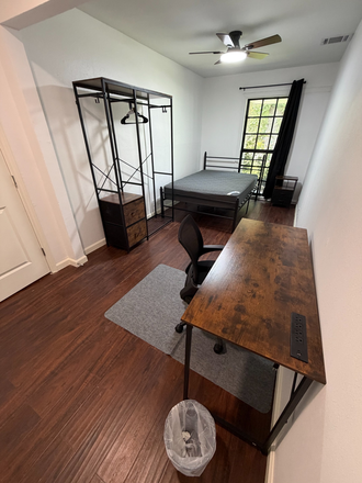Room 2 - Room for rent just minutes walk from UoH and TSU. 10 min drive to Rice University. House