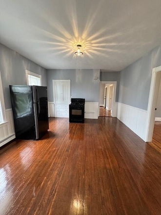 kitchen - Large 3 bedroom walk to campus