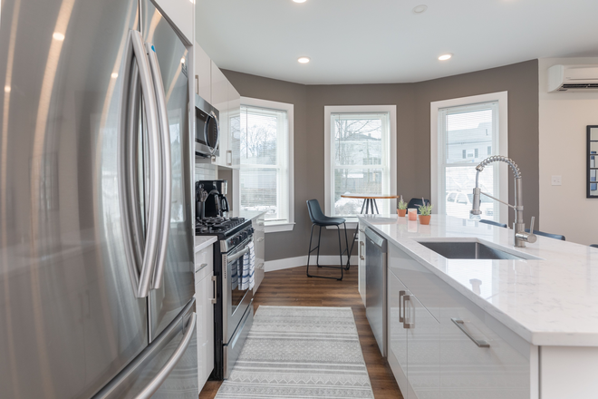 - - 5 bed / 5 bath apartment with an easy commute to UMass Boston, ideal for off-campus living.