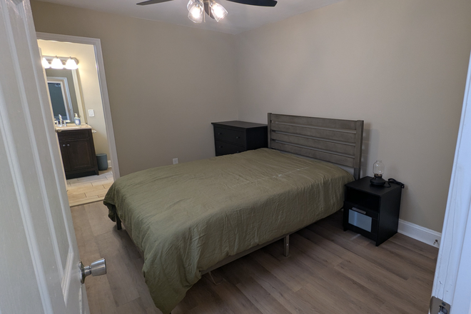 Bedroom with queen bed - Your Own Space! Private Room & Bath in Shared Home. Steps from Hospital. Flexible Furnishing