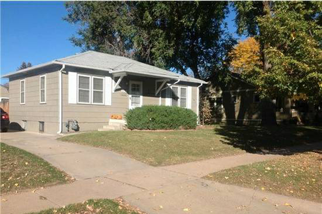Street view - 🏡 Both rooms available in 2-Bedroom Duplex - Living Room Furnished, 10 mins' walk to DU
