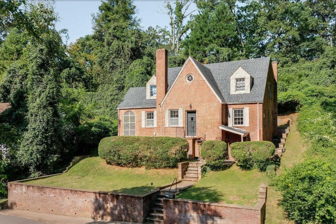 Exterior of house - Prime location - Walking distance to UVA! Pre-leasing for 2027/2028 year!!