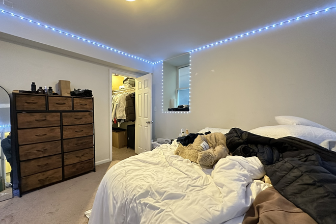 . - INCREDIBLE OPPORTUNITY TO RENT 5 BEDROOMS 2 BATHROOM RENOVATED UNIT** Triplex