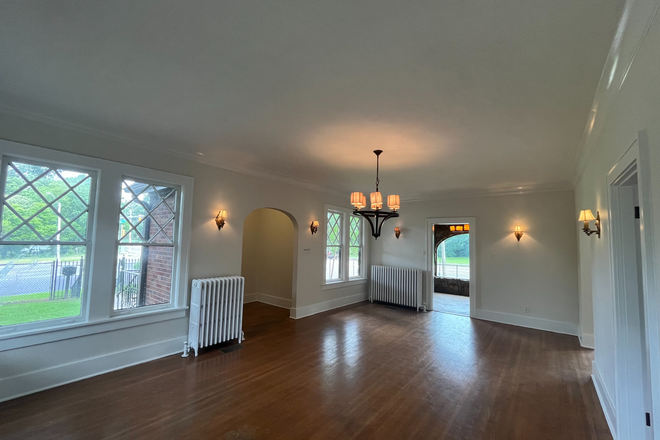 Living room/den - Safe 5 bedroom retreat and study in Midtown minutes from UTHSC, Rhodes College, and UofM!