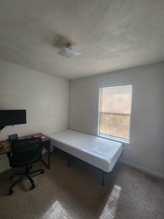 Room Available right now - Pheasant Run Townhomes, need of a replacement for next lease