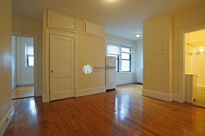 1 - MAY-JUNE-JULY-SEPT-Amazing Comm Ave 1 beds, H/HW inc. No Broker Fee! Apartments